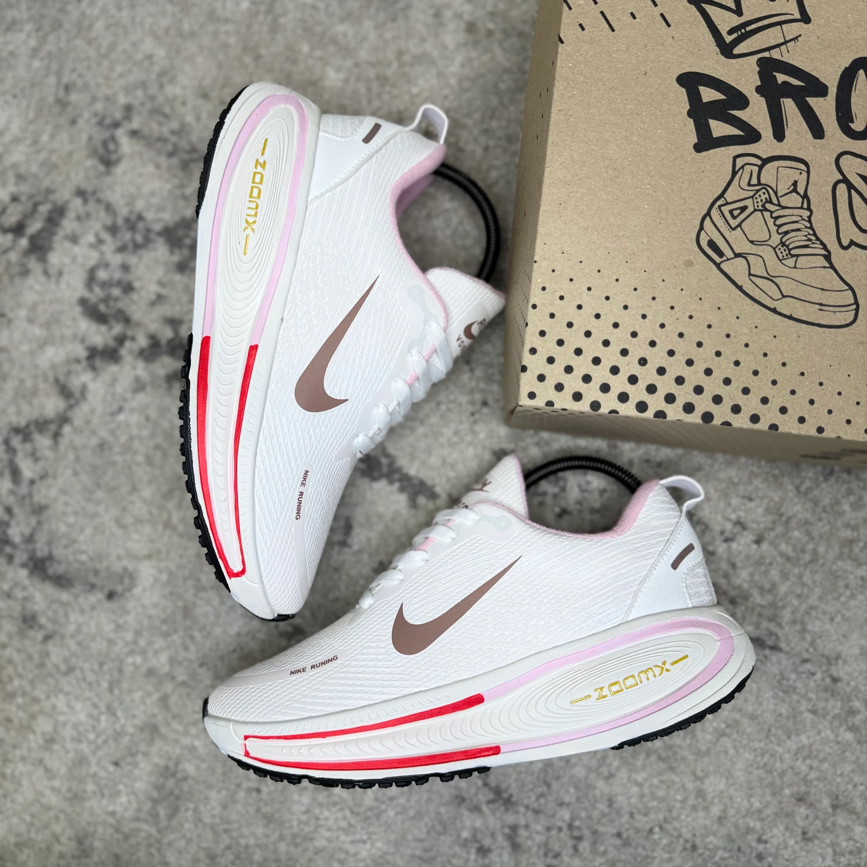 NIKE VOMERO 18 - BEIGE - Image 4