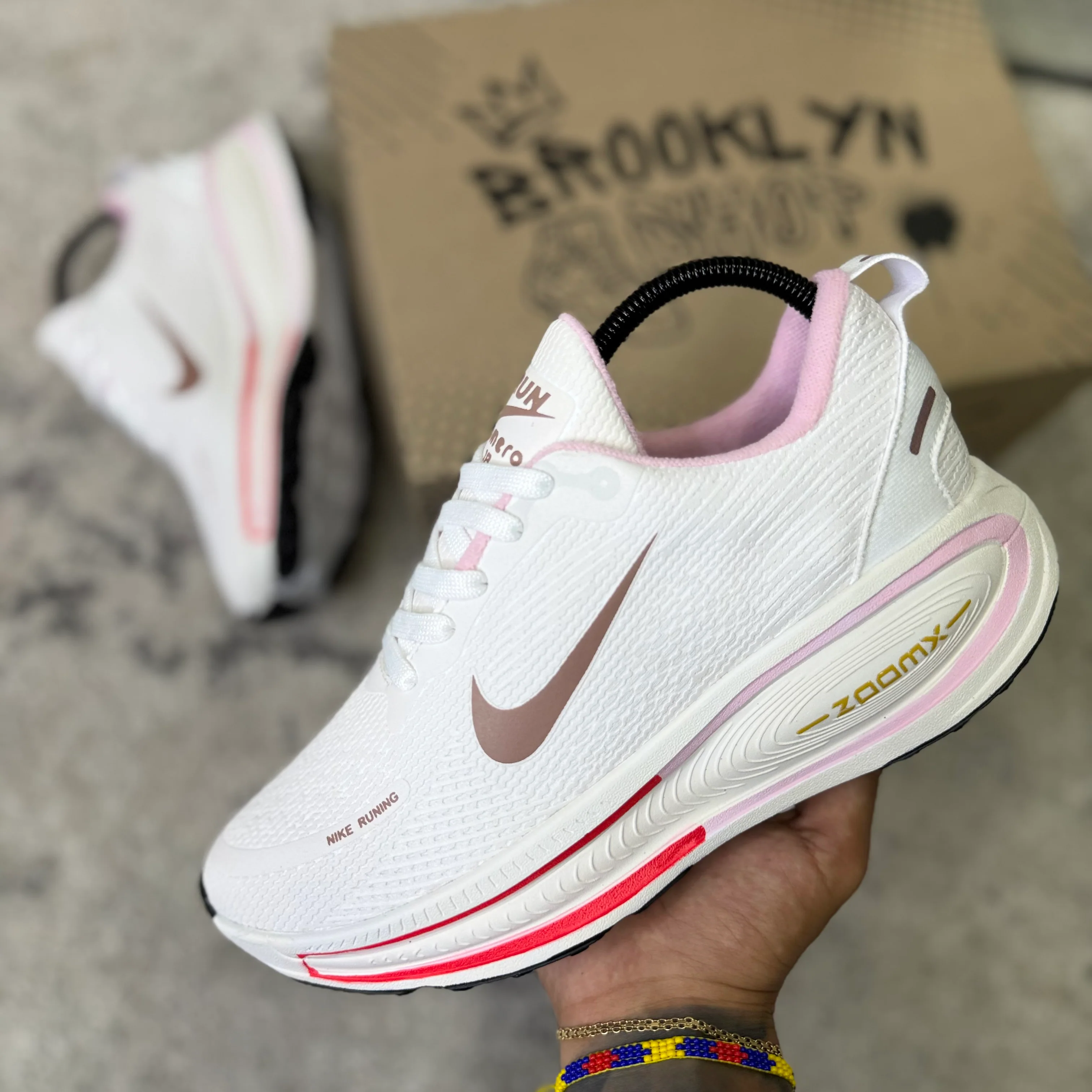 NIKE VOMERO 18 - BEIGE - Image 5