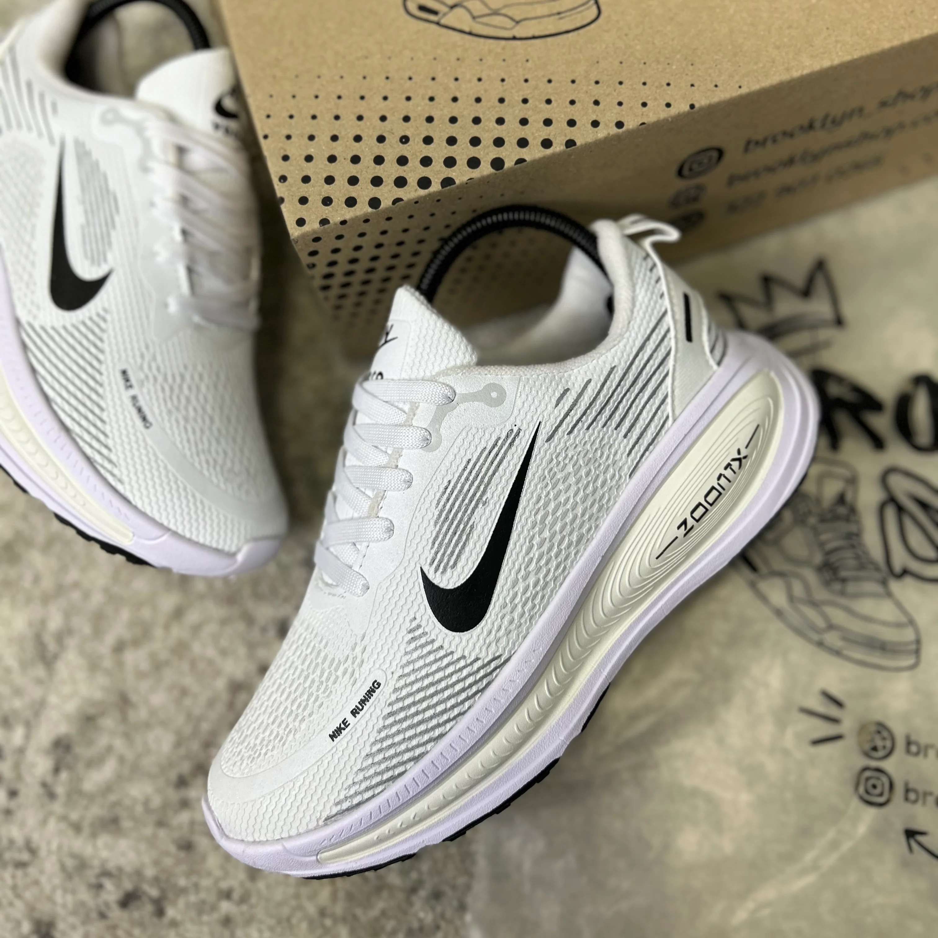 NIKE VOMERO 18 - BLANCO BEIGE - Image 3