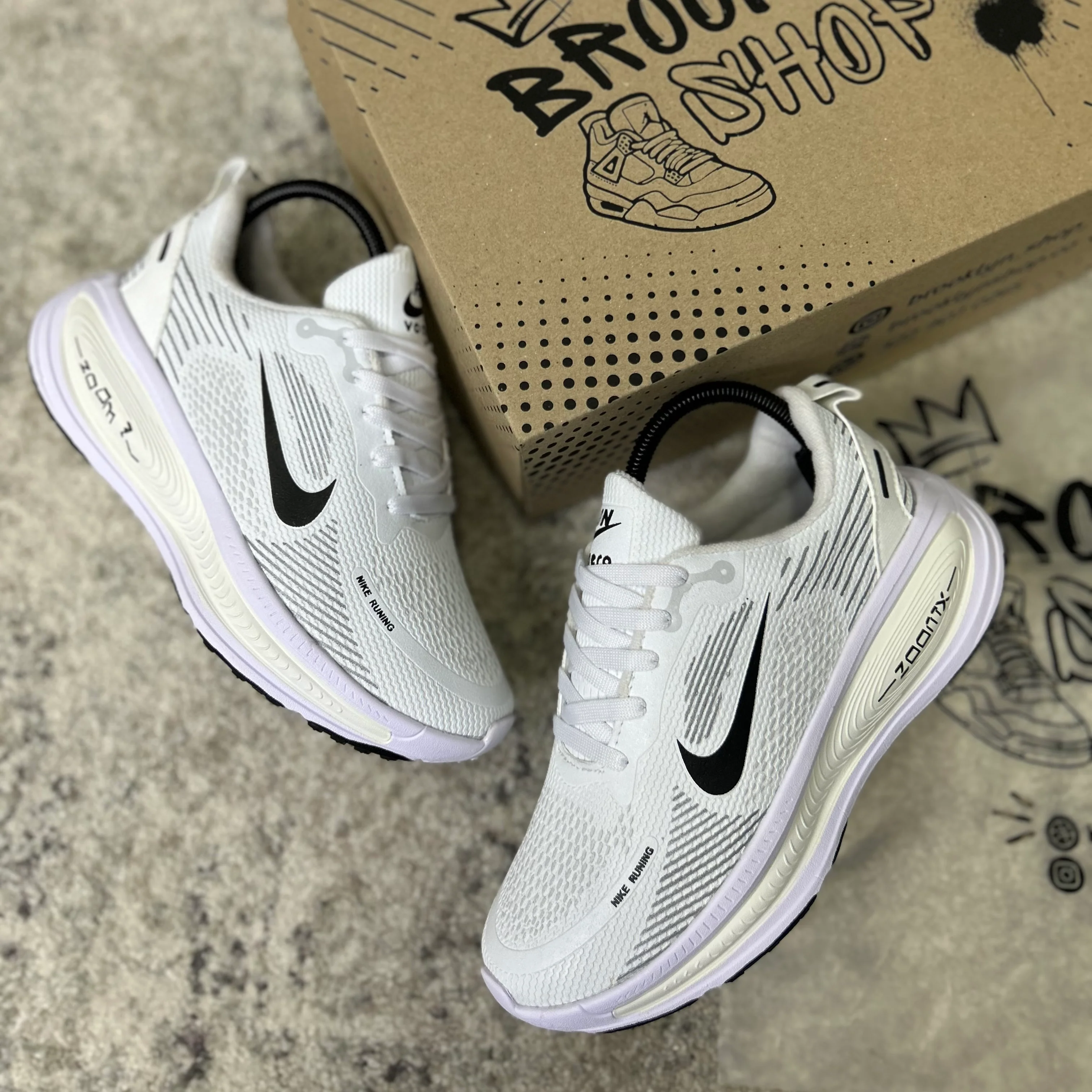 NIKE VOMERO 18 - BLANCO BEIGE - Image 4