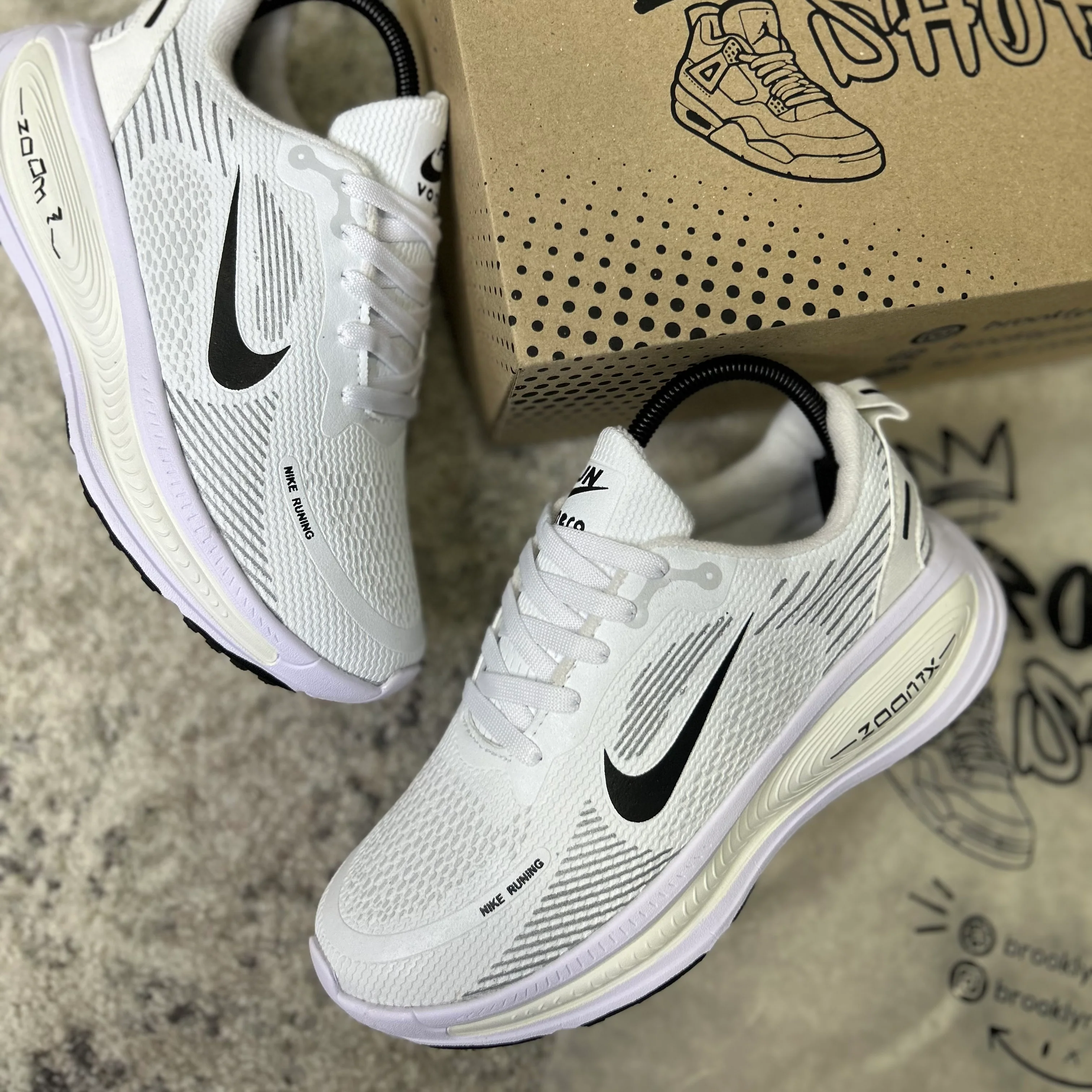 NIKE VOMERO 18 - BLANCO BEIGE - Image 5