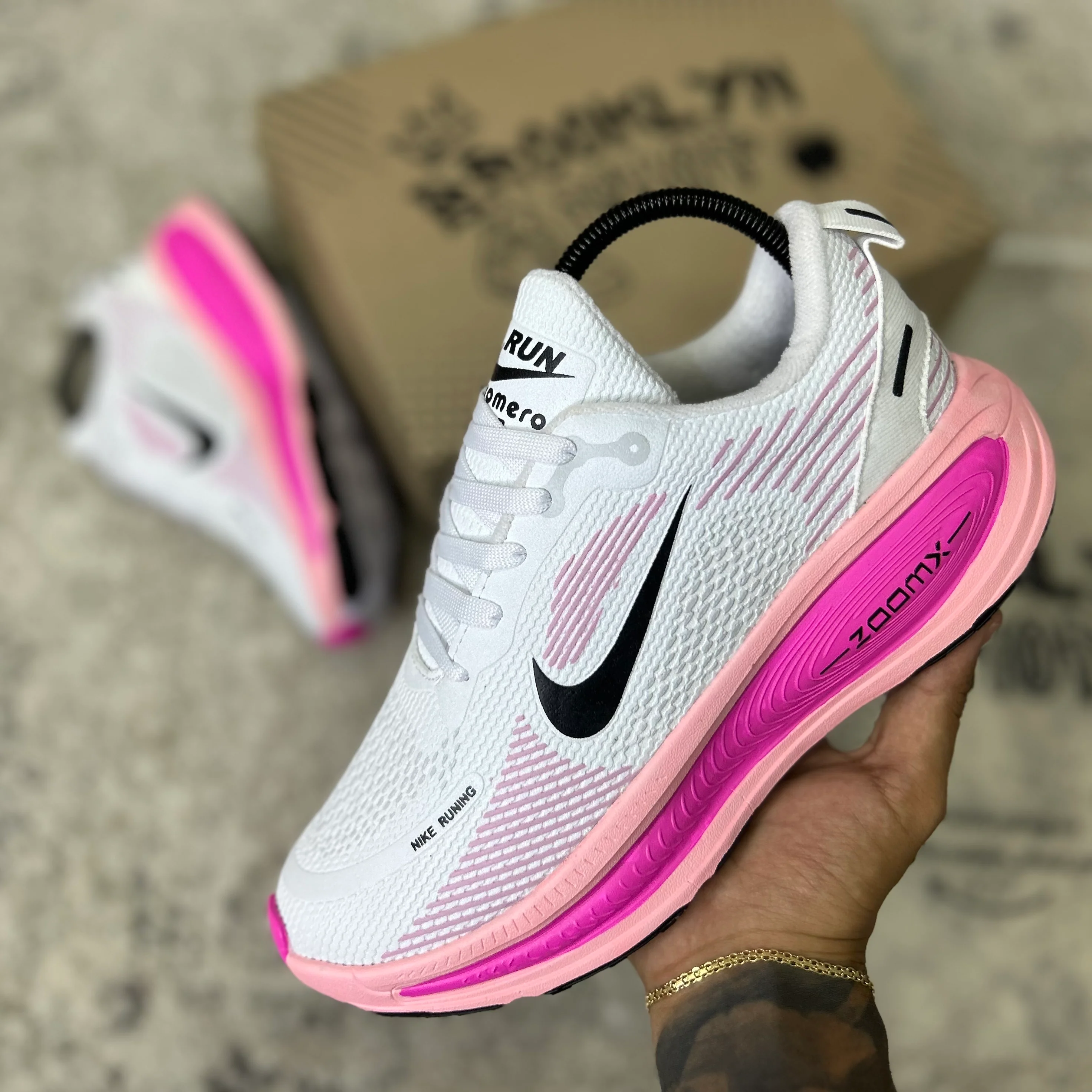 NIKE VOMERO 18 - BLANCO FUCSIA - Image 3
