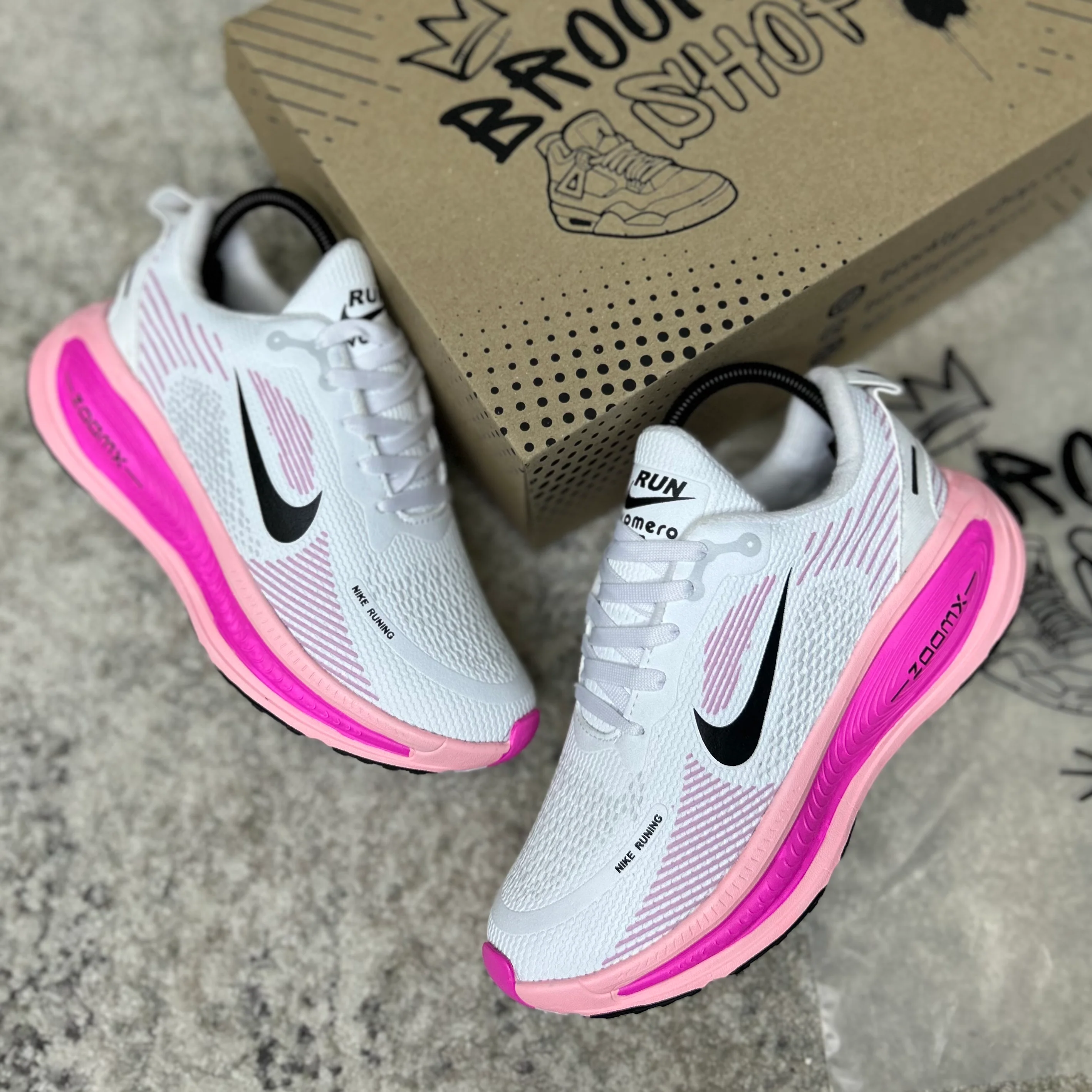 NIKE VOMERO 18 - BLANCO FUCSIA - Image 4