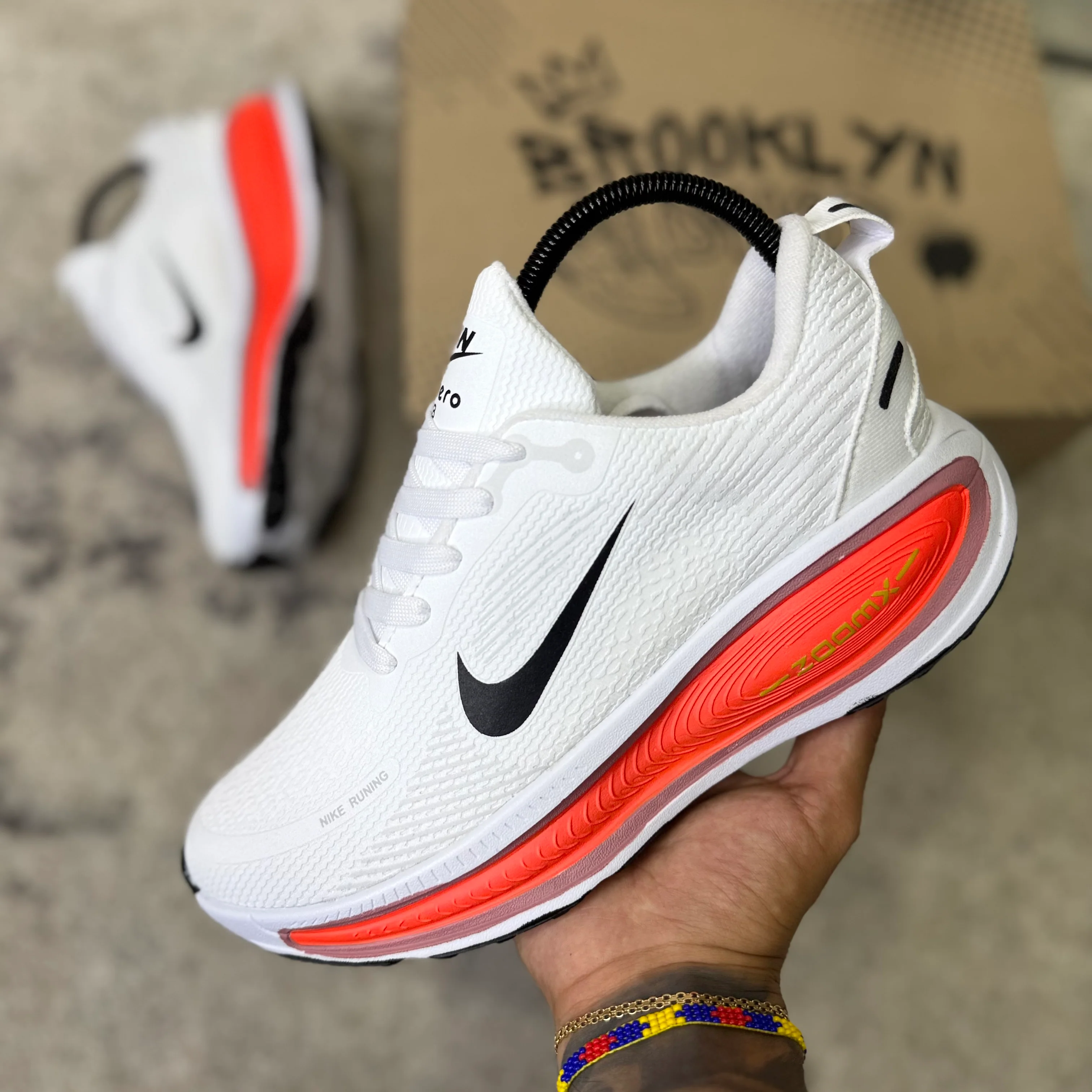 NIKE VOMERO 18 - BLANCO NARANJA - Image 3
