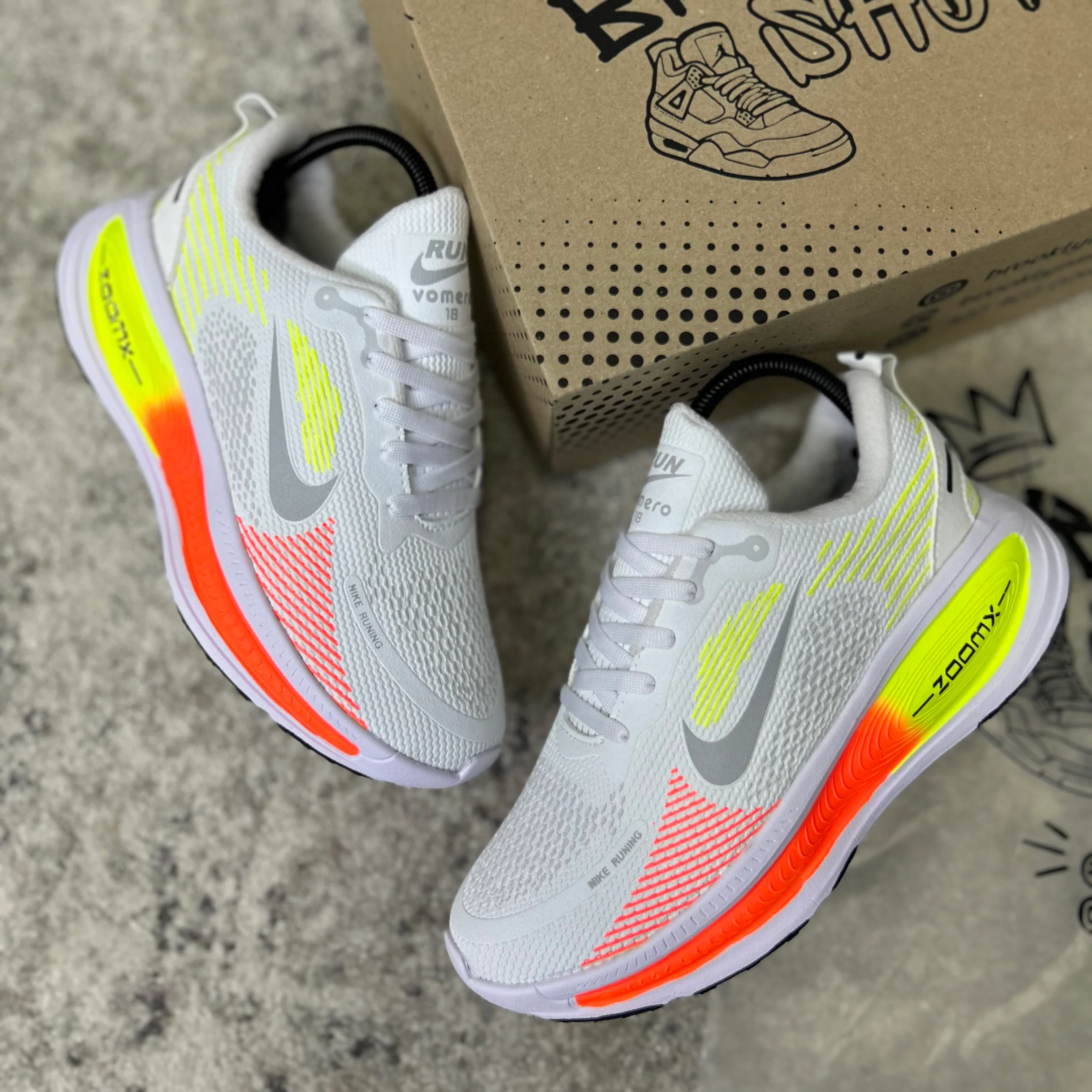 NIKE VOMERO 18 - BLANCO VERDE - Image 3