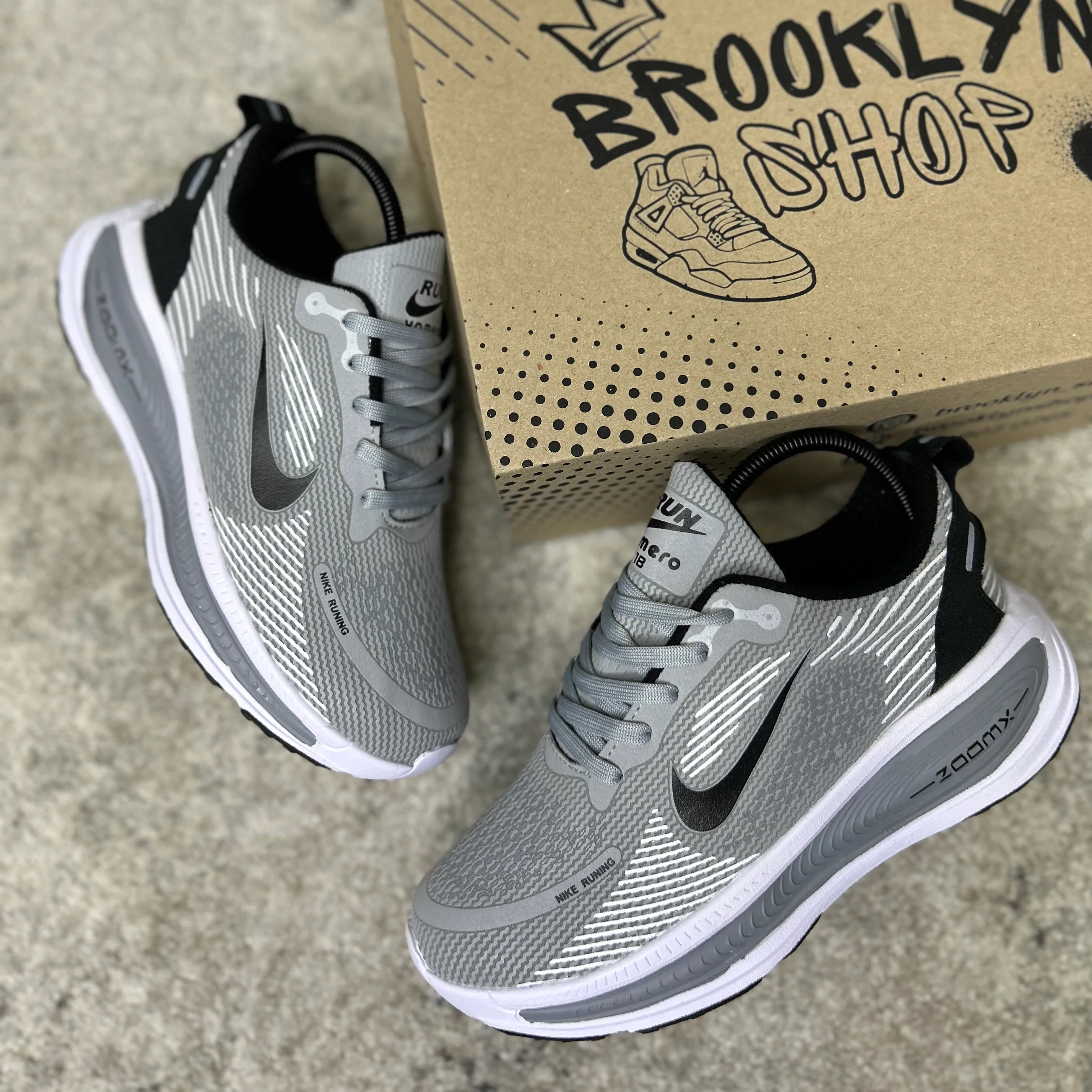NIKE VOMERO 18 - GRIS - Image 4