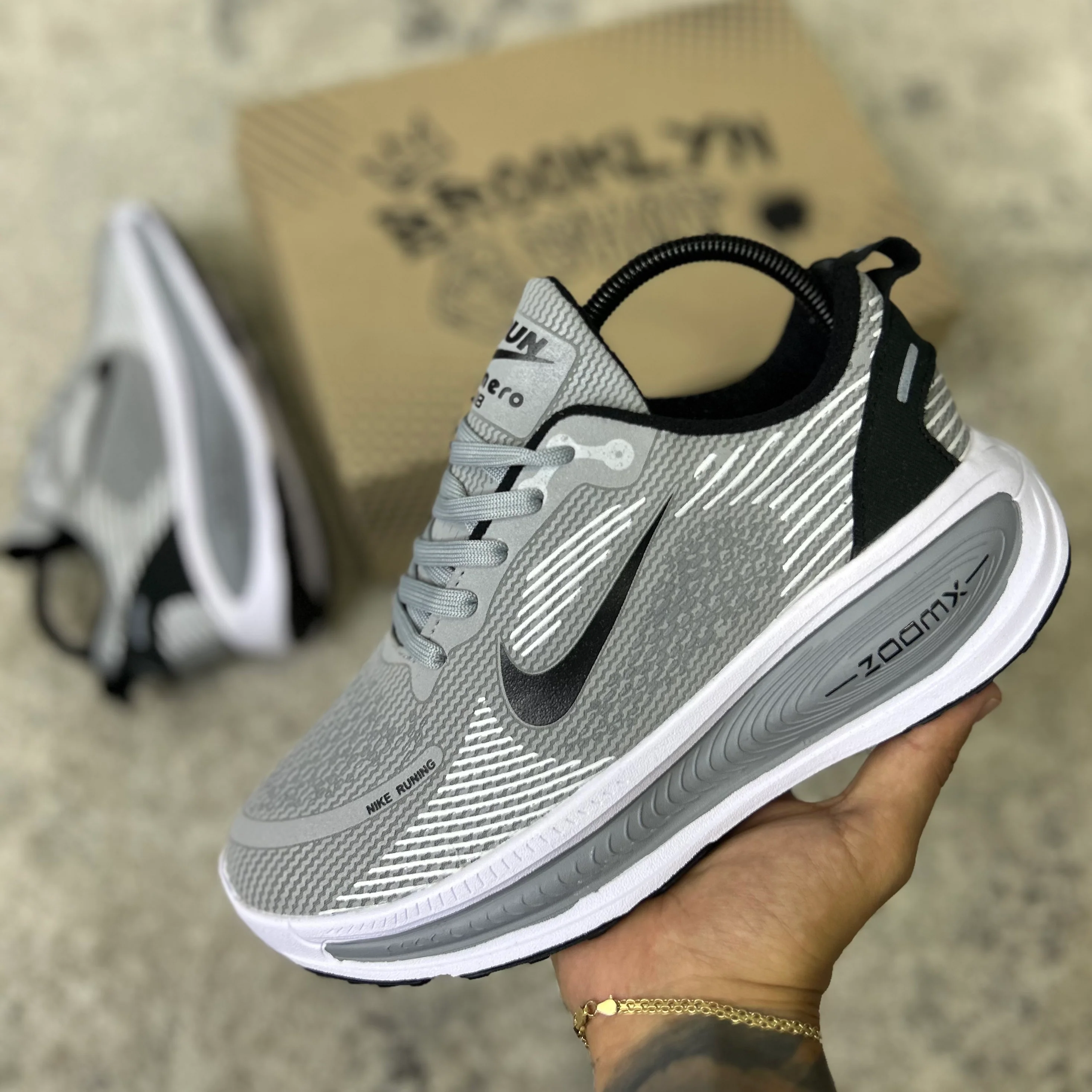 NIKE VOMERO 18 - GRIS - Image 6