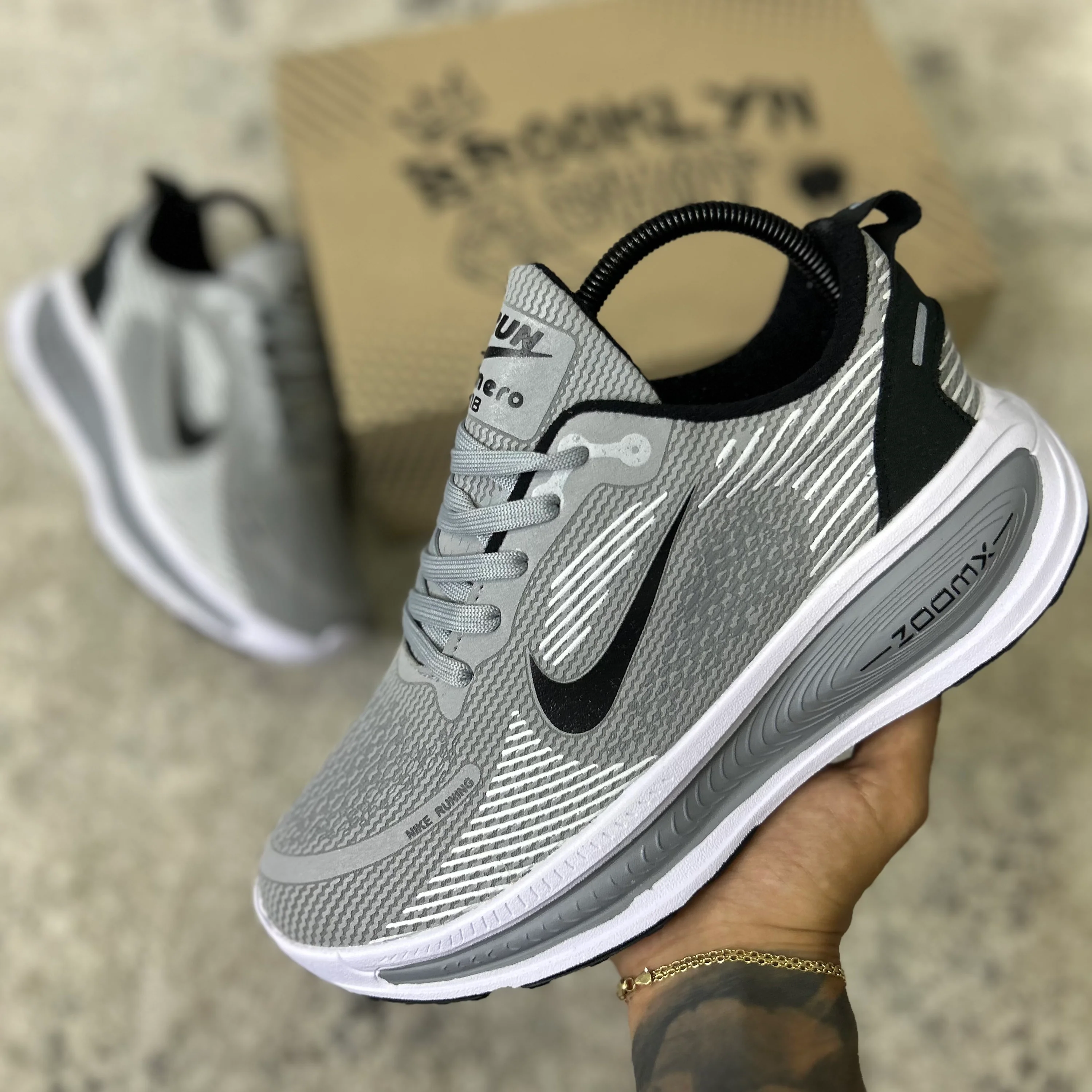 NIKE VOMERO 18 - GRIS - Image 7