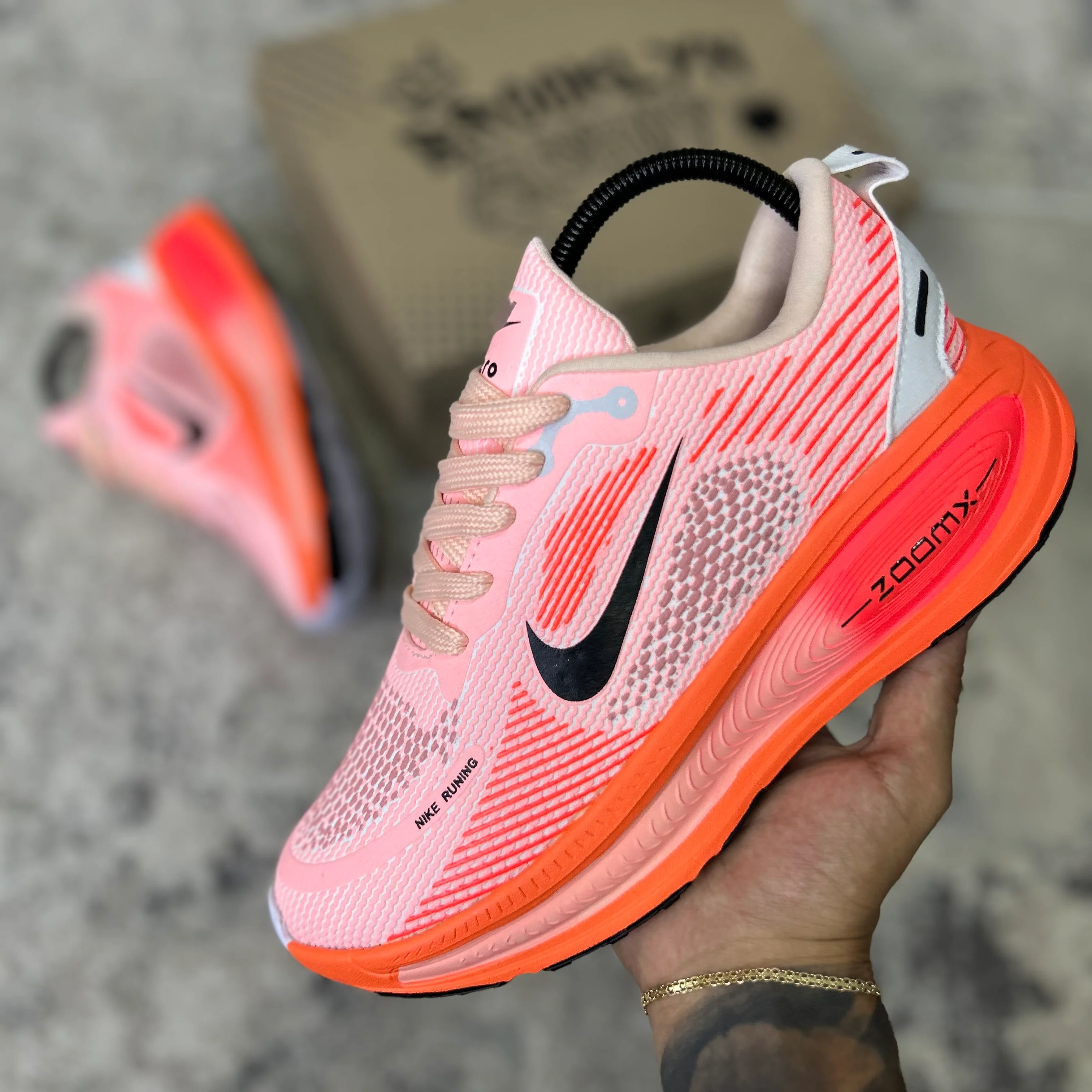 NIKE VOMERO 18 - ORANJE - Image 3