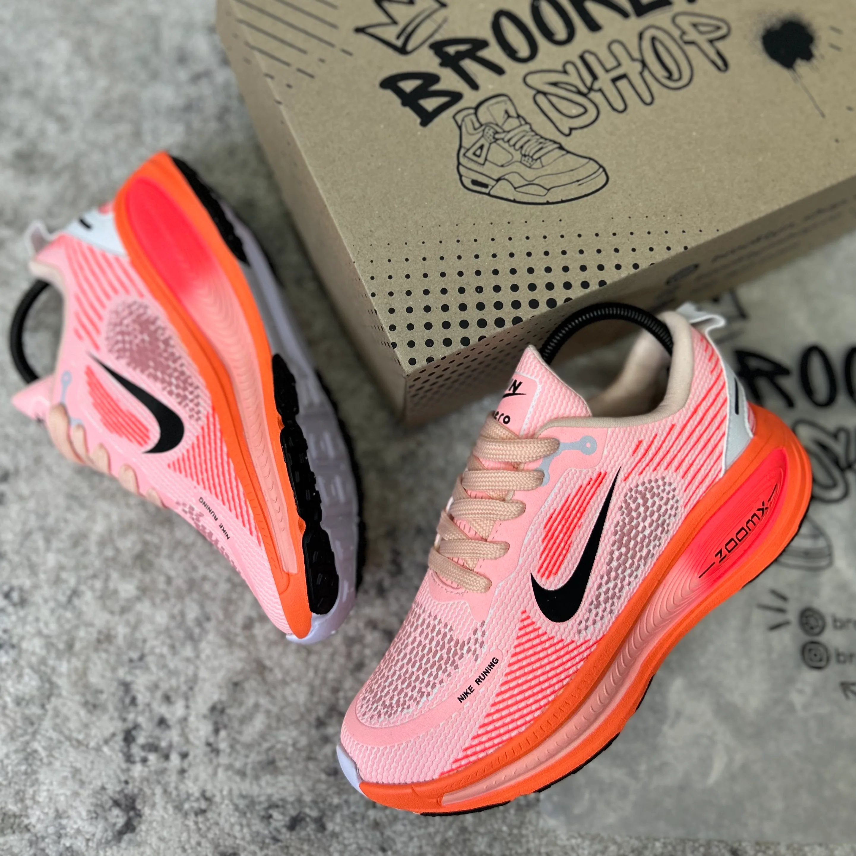 NIKE VOMERO 18 - ORANJE - Image 4